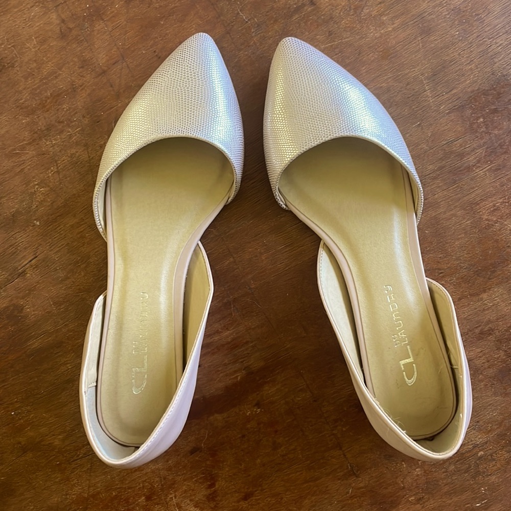 CL by Laundry womens flats size 7.5 like new! Cream with shimmery pointed toe
